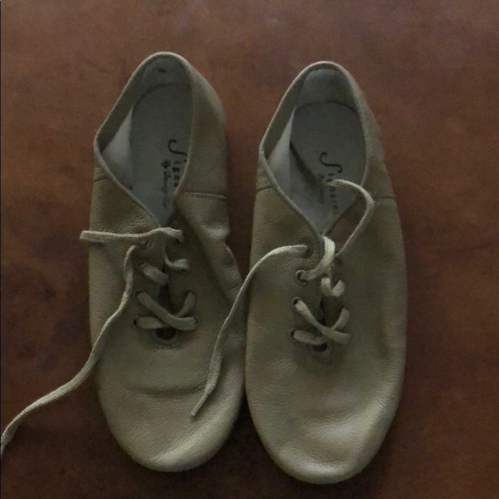 NWOT Leather beige jazz dance shoes